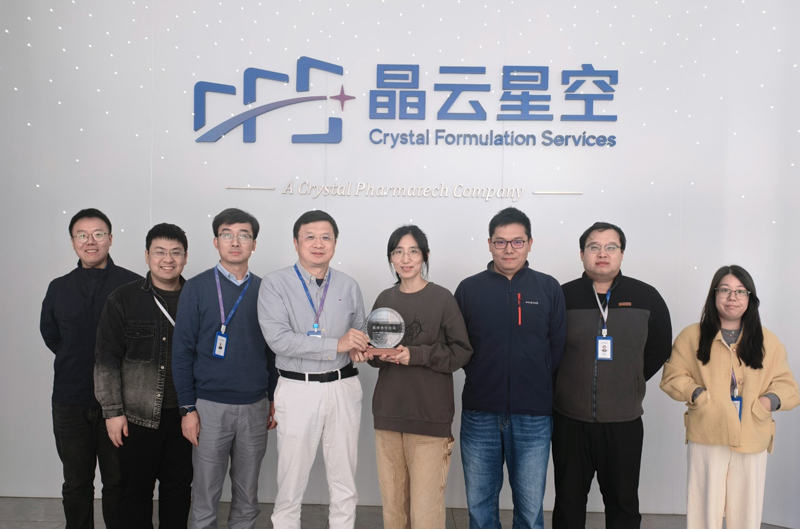 brise-pharma-presents-best-partner-trophy-to-crystal-formulation-services-recognizing-their-excellence-in-drug-product-cdmo-services-01.jpg